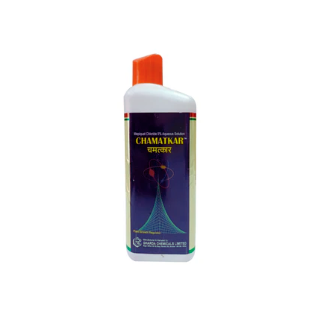 Chamatkar Growth Regulator bottle – containing Mepiquat Chloride 5% aqueous solution. A plant growth regulator designed to control excessive vegetative growth, promote stronger stems, improve nutrient distribution, and enhance yield and quality in crops like cotton and cereals.